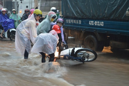 [-]TP[-]Buôn[-]Ma[-]Thuột:[-]Hễ[-]mưa[-]là[-]phố[-]thành[-]“thác”!